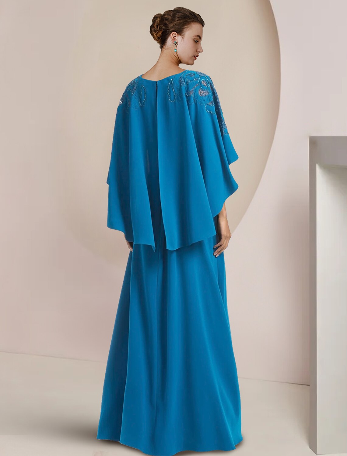 Abito da cerimonia per la madre della sposa, a trapezio, elegante, in chiffon, senza maniche, con scollo a V e perline.